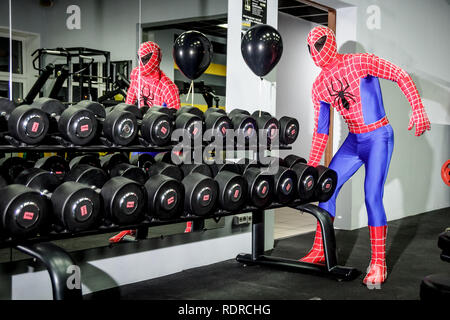 Animateure Iron Man und Spider-man im Fitnessraum an eine Firmenfeier Stockfoto