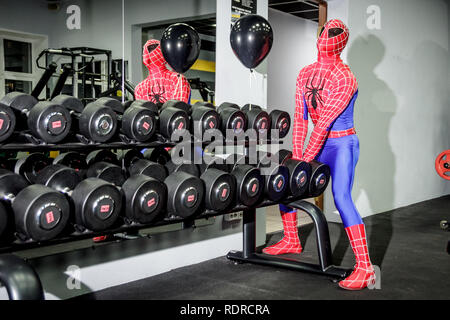 Animateure Iron Man und Spider-man im Fitnessraum an eine Firmenfeier Stockfoto