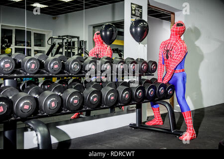 Animateure Iron Man und Spider-man im Fitnessraum an eine Firmenfeier Stockfoto