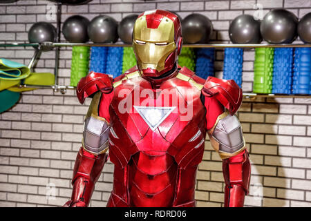 Animateure Iron Man und Spider-man im Fitnessraum an eine Firmenfeier Stockfoto