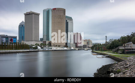 Die Innenstadt von Tampa und der Hillsborough River von der Cass Street Bridge in Tampa, Florida Stockfoto
