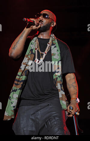 *** Datei Info *** Sony Music Dumps R. Kelly Miami Gardens, FL - MÄRZ 21: R Kelly führt auf der Bühne am 10. jährlichen Jazz im Garten: Wir feiern 10 Jahre tolle Musik bei Sun Life Stadium am 21. März in Miami Gardens, Florida 2015. Quelle: MPI04/MediaPunch Stockfoto