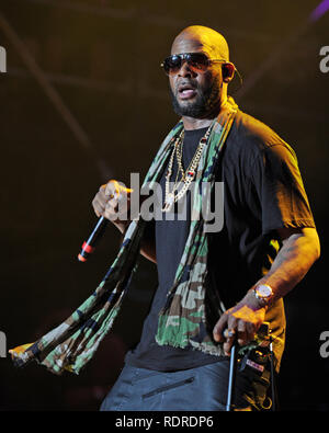 *** Datei Info *** Sony Music Dumps R. Kelly Miami Gardens, FL - MÄRZ 21: R Kelly führt auf der Bühne am 10. jährlichen Jazz im Garten: Wir feiern 10 Jahre tolle Musik bei Sun Life Stadium am 21. März in Miami Gardens, Florida 2015. Quelle: MPI04/MediaPunch Stockfoto