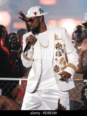 *** Datei Info *** Sony Music Dumps R. Kelly LAS VEGAS, NV - 6. NOVEMBER: R.Kelly führt die 2015 Soul Train Awards in der Orleans Arena am 6. November 2015 in Las Vegas, Nevada. Credit: mpiPGFM/MediaPunch Stockfoto