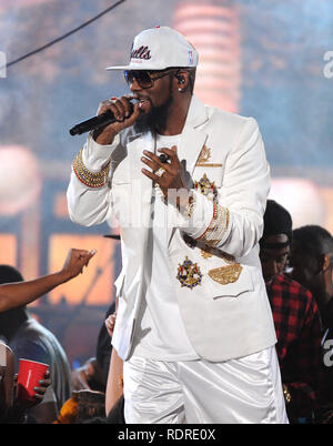 *** Datei Info *** Sony Music Dumps R. Kelly LAS VEGAS, NV - 6. NOVEMBER: R.Kelly führt die 2015 Soul Train Awards in der Orleans Arena am 6. November 2015 in Las Vegas, Nevada. Credit: mpiPGFM/MediaPunch Stockfoto