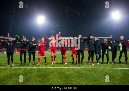 DEVENTER, Stadion De Adelaarshorst, 08-07-2019, Saison 2018 / 2019, Niederländische Keuken Kampioen Divisie. Spieler GA Adler feiern den Sieg nach dem Spiel im Spiel Go Ahead Eagles - Almere City Stockfoto