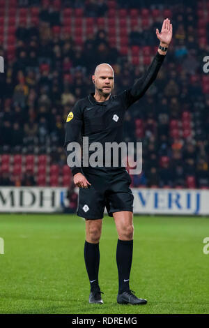 DEVENTER, Stadion De Adelaarshorst, 08-07-2019, Saison 2018 / 2019, Niederländische Keuken Kampioen Divisie. Ergebnis 2-1, Schiedsrichter Rob Dieperink während des Spiels Go Ahead Eagles - Almere City Stockfoto