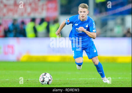 Sinsheim, Deutschland. Jan, 2019 18. Fussball: Bundesliga 1899 Hoffenheim - Bayern München, 18. Spieltag in der PreZero Arena. Von 1899 Hoffenheim Dennis Geiger spielt den Ball. Foto: Uwe Anspach/dpa - WICHTIGER HINWEIS: In Übereinstimmung mit den Anforderungen der DFL Deutsche Fußball Liga oder der DFB Deutscher Fußball-Bund ist es untersagt, zu verwenden oder verwendet Fotos im Stadion und/oder das Spiel in Form von Bildern und/oder Videos - wie Foto Sequenzen getroffen haben./dpa/Alamy leben Nachrichten Stockfoto