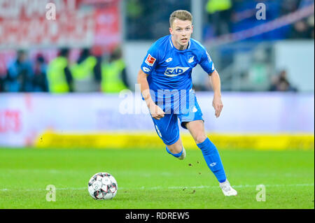 Sinsheim, Deutschland. Jan, 2019 18. Fussball: Bundesliga 1899 Hoffenheim - Bayern München, 18. Spieltag in der PreZero Arena. Von 1899 Hoffenheim Dennis Geiger spielt den Ball. Foto: Uwe Anspach/dpa - WICHTIGER HINWEIS: In Übereinstimmung mit den Anforderungen der DFL Deutsche Fußball Liga oder der DFB Deutscher Fußball-Bund ist es untersagt, zu verwenden oder verwendet Fotos im Stadion und/oder das Spiel in Form von Bildern und/oder Videos - wie Foto Sequenzen getroffen haben./dpa/Alamy leben Nachrichten Stockfoto