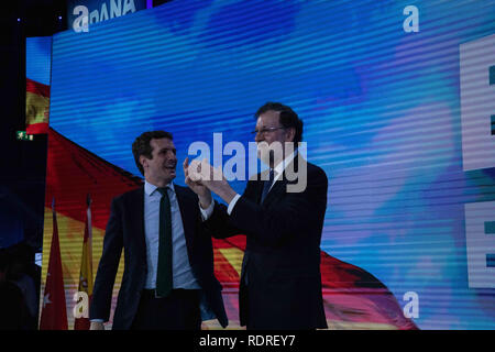 Madrid, Spanien. Jan, 2019 18. Pablo Casado und Mariano Rajoy während der Veranstaltung gesehen werden. Die PP feiert National Convention die wichtigsten Linien ihrer Wahlprogramme für die drei Wahlen für Mai 26 geplant sind der Schlüssel zu schaffen und die Führung der beliebten Präsidenten, Manometer, Pablo Casado. Credit: Jesus Hellin/SOPA Images/ZUMA Draht/Alamy leben Nachrichten Stockfoto