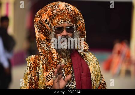 Allahabad, Uttar Pradesh, Indien. Jan, 2019 18. Ein sadhu sieht die Kamera während der kumbh Festival in Singapore. Credit: Prabhat Kumar Verma/ZUMA Draht/Alamy leben Nachrichten Stockfoto