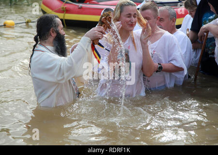Die rituelle Taufe von christlichen Pilgern im Fluss Jordan Stockfoto, Bild: 103064499 - Alamy