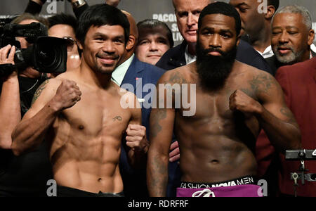 Las Vegas, NV, USA. Jan, 2019 18. (lL-R) Manny Pacquiao wirft mit Adrien Broner während des heutigen wiegen-In am MGM Hotel Freitag. Manny. Die beiden kämpfen werden für die Welt Welterweight Championship Samstag 19. in Las Vegas im MGM Hotel und der Kampf wird auf PPV Showtime. Foto von Gene Blevins/ZumaPress. Credit: Gene Blevins/ZUMA Draht/Alamy leben Nachrichten Stockfoto