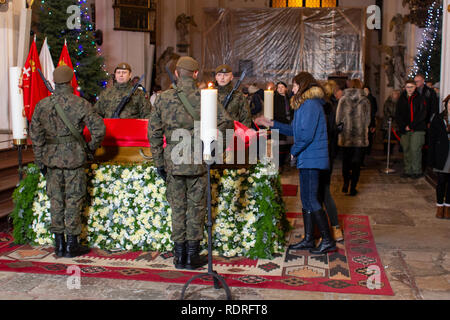 Danzig, Polen. Jan, 2019 18. Hommage an den Sarg Bürgermeister von Danzig Pawel Ottar. Der Sarg mit dem Körper von Pawel Ottar ist an die Mariacka Basilika ausgesetzt. Credit: Slawomir Kowalewski/Alamy leben Nachrichten Stockfoto