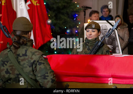 Danzig, Polen. Jan, 2019 18. Hommage an den Sarg Bürgermeister von Danzig Pawel Ottar. Der Sarg mit dem Körper von Pawel Ottar ist an die Mariacka Basilika ausgesetzt. Credit: Slawomir Kowalewski/Alamy leben Nachrichten Stockfoto