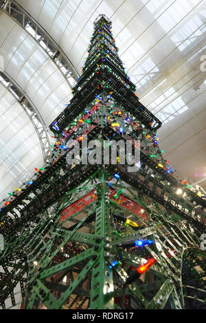 Alexandra Palace, London, Großbritannien. 18. Jan 2019. Ein Lego-baukasten Eiffelturm auf Anzeige an der London Model Engineering Ausstellung, die heute im Alexandra Palace, London eröffnet. Die Londoner Modell Engineering Ausstellung ist jetzt in seinem 23. Jahr und zieht rund 14.000 Besucher an. Quelle: Michael Preston/Alamy leben Nachrichten Stockfoto