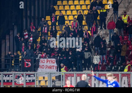 DEVENTER, Stadion De Adelaarshorst, 08-07-2019, Saison 2018 / 2019, Niederländische Keuken Kampioen Divisie. Ergebnis 2-1, Lüfter Almere während des Spiels Go Ahead Eagles - Almere City Stockfoto