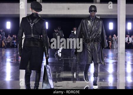 Paris. Jan, 2019 18. Modelle Kreationen von Balmain Homme während der Kollektion Herbst/Winter 2019-20 Männer in Paris, Frankreich am 18.01.2019. Credit: Piero Biasion/Xinhua/Alamy leben Nachrichten Stockfoto