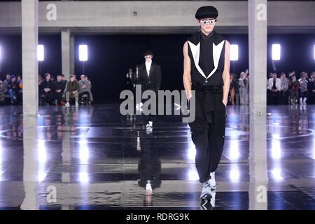 Paris. Jan, 2019 18. Modelle Kreationen von Balmain Homme während der Kollektion Herbst/Winter 2019-20 Männer in Paris, Frankreich am 18.01.2019. Credit: Piero Biasion/Xinhua/Alamy leben Nachrichten Stockfoto