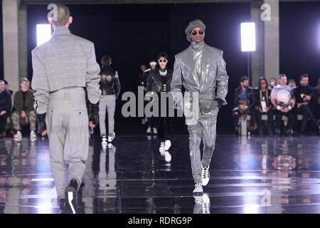 Paris. Jan, 2019 18. Modelle Kreationen von Balmain Homme während der Kollektion Herbst/Winter 2019-20 Männer in Paris, Frankreich am 18.01.2019. Credit: Piero Biasion/Xinhua/Alamy leben Nachrichten Stockfoto