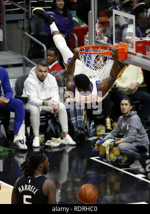 Los Angeles, Kalifornien, USA. 17 Jan, 2019. Golden State Warriors' Draymond Grün (23) taucht während eines NBA Basketball Spiel zwischen Los Angeles Clippers und die Golden State Warriors Freitag, Januar 18, 2019, in Los Angeles. Credit: Ringo Chiu/ZUMA Draht/Alamy leben Nachrichten Stockfoto