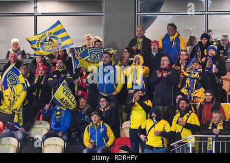 Newport, Wales, UK. 18. Jan 2019. European Challenge Cup, Drachen vs ASM Clermont Auvergne; Clermont Auvergne Fans während ihr Spiel gegen den Drachen. Credit: Craig Thomas/news Bilder Credit: Aktuelles Bilder/Alamy leben Nachrichten Stockfoto