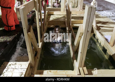 Moskau, Russland. Jan, 2019 19. Russland - Moskau - ORTHODOXEN DREIKÖNIGSTAG eine Frau sich im eisigen Wasser taucht während der Orthodoxen Dreikönigstag Feierlichkeiten in Moskau, Russland, 19.01.2019. Russisch-orthodoxe Kirche Anhänger stürzte in eisigen Flüssen und Teichen über dem Land Erscheinung zu markieren, die Reinigung selbst mit Wasser heilige für den Tag gilt. Credit: Bai Xueqi/Xinhua/Alamy leben Nachrichten Stockfoto