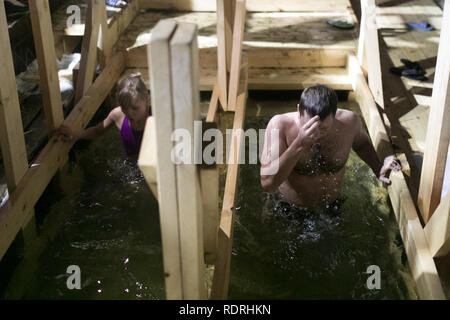 Moskau, Russland. Jan, 2019 19. Russland - Moskau - ORTHODOXEN DREIKÖNIGSTAG Menschen Eintauchen in eisige Wasser während der Orthodoxen Dreikönigstag Feierlichkeiten in Moskau, Russland, 19.01.2019. Russisch-orthodoxe Kirche Anhänger stürzte in eisigen Flüssen und Teichen über dem Land Erscheinung zu markieren, die Reinigung selbst mit Wasser heilige für den Tag gilt. Credit: Bai Xueqi/Xinhua/Alamy leben Nachrichten Stockfoto