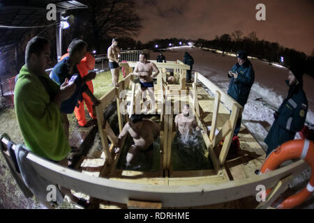 Moskau, Russland. Jan, 2019 19. Russland - Moskau - ORTHODOXEN DREIKÖNIGSTAG Menschen selbst im eisigen Wasser tauchen während der Orthodoxen Dreikönigstag Feierlichkeiten in Moskau, Russland, 19.01.2019. Russisch-orthodoxe Kirche Anhänger stürzte in eisigen Flüssen und Teichen über dem Land Erscheinung zu markieren, die Reinigung selbst mit Wasser heilige für den Tag gilt. Credit: Bai Xueqi/Xinhua/Alamy leben Nachrichten Stockfoto