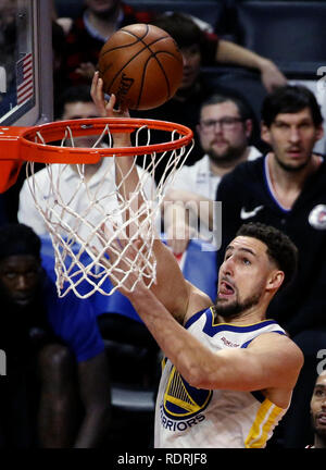 Los Angeles, Kalifornien, USA. 17 Jan, 2019. Golden State Warriors' Klay Thompson (11) geht in den Warenkorb während einer NBA Basketball Spiel zwischen Los Angeles Clippers und die Golden State Warriors Freitag, Januar 18, 2019, in Los Angeles. Credit: Ringo Chiu/ZUMA Draht/Alamy leben Nachrichten Stockfoto