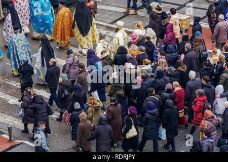 Thessaloniki, Griechenland. 19 Jan 2018: Religiöse Straße Prozession der griechischen Alten Calendarists Epiphanie feiert Tag. Priester bewegen sich in geordneter Weise mit Masse und junge Menschen mit orthodoxen religiösen Symbole der GOC, die so genannte Echte Orthodoxe Christen. Credit: bestravelvideo/Alamy leben Nachrichten Stockfoto