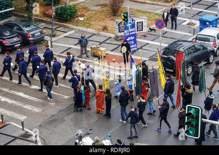 Thessaloniki, Griechenland. 19 Jan 2018: Religiöse Straße Prozession der griechischen Alten Calendarists Epiphanie feiert Tag. Priester bewegen sich in geordneter Weise mit Masse und junge Menschen mit orthodoxen religiösen Symbole der GOC, die so genannte Echte Orthodoxe Christen. Credit: bestravelvideo/Alamy leben Nachrichten Stockfoto