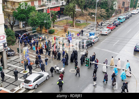 Thessaloniki, Griechenland. 19 Jan 2018: Religiöse Straße Prozession der griechischen Alten Calendarists Epiphanie feiert Tag. Priester bewegen sich in geordneter Weise mit Masse und junge Menschen mit orthodoxen religiösen Symbole der GOC, die so genannte Echte Orthodoxe Christen. Credit: bestravelvideo/Alamy leben Nachrichten Stockfoto