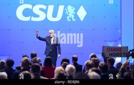 München, Deutschland. 19. Jan 2019. Der ehemalige Parteichef Horst Seehofer Wellen auf dem CSU-Sonderparteitag zur Wahl des neuen Parteivorsitzenden in der Kleinen Olympiahalle in München (Bayern). Foto: Tobias Hase/dpa Quelle: dpa Picture alliance/Alamy leben Nachrichten Stockfoto