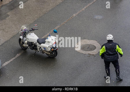 Thessaloniki, Griechenland - 19. Januar 2019: Griechische Polizei Strafverfolgung direkte Straße Verkehr. Griechische Polizei, Elliniki Astynomia Motorrad Offizier neben seinem Fahrrad Sperrung des Verkehrs. Credit: bestravelvideo/Alamy leben Nachrichten Stockfoto