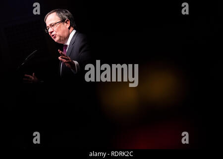 19. Januar 2019, Nordrhein-Westfalen, Düsseldorf: NRW-Ministerpräsident Armin Laschet (CDU) spricht zu den Gästen an der Rezeption die CDU auf das Neue Jahr. Foto: Marcel Kusch/dpa Stockfoto