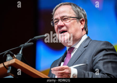 19. Januar 2019, Nordrhein-Westfalen, Düsseldorf: NRW-Ministerpräsident Armin Laschet (CDU) spricht zu den Gästen an der Rezeption die CDU auf das Neue Jahr. Foto: Marcel Kusch/dpa Stockfoto