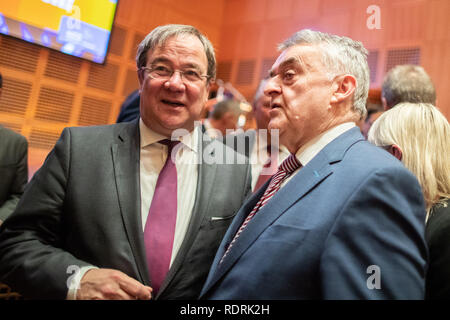 19. Januar 2019, Nordrhein-Westfalen, Düsseldorf: NRW-Ministerpräsident Armin Laschet (CDU, l) im Gespräch mit Herbert Reul, Innenminister des Landes Nordrhein-Westfalen, an der Rezeption die CDU auf das Neue Jahr. Foto: Marcel Kusch/dpa Stockfoto