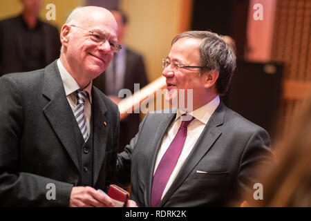 19. Januar 2019, Nordrhein-Westfalen, Düsseldorf: NRW-Ministerpräsident Armin Laschet (CDU, r) im Gespräch mit Norbert Lammert (CDU), ehemaliger Präsident des Deutschen Bundestages, an der Rezeption die CDU auf das Neue Jahr. Foto: Marcel Kusch/dpa Stockfoto