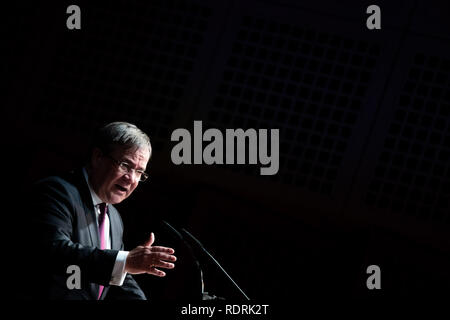 19. Januar 2019, Nordrhein-Westfalen, Düsseldorf: NRW-Ministerpräsident Armin Laschet (CDU) spricht zu den Gästen an der Rezeption die CDU auf das Neue Jahr. Foto: Marcel Kusch/dpa Stockfoto