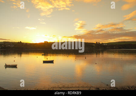 Sonnenaufgang oder Dämmerung über Castlehaven Hafen West Cork Irland Stockfoto
