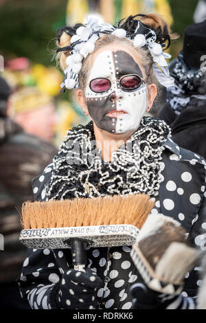 Whittlesey, Cambridgeshire UK, 19. Januar 2019. Menschen nehmen an der 40. jährlichen Whittlesey Stroh tragen Festival in der moorlandzone Stadt im Norden von Cambridgeshire. Aus den späten 1800er die traditionelle Veranstaltung ist nach Pflug Montag statt und beinhaltet einen Mann als Stroh Bär geführt wird gekleidet durch die Stadt durch eine Parade von Tänzern und Musikern. Über 250 Tänzer aus verschiedenen Molly, Morris und Verstopfen Gruppen in bunten Kostümen und Make-up der Bär von großen Menschenmassen beobachtete Folgen. Credit: Julian Eales/Alamy leben Nachrichten Stockfoto