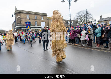 Whittlesey, Cambridgeshire UK, 19. Januar 2019. Menschen nehmen an der 40. jährlichen Whittlesey Stroh tragen Festival in der moorlandzone Stadt im Norden von Cambridgeshire. Aus den späten 1800er die traditionelle Veranstaltung ist nach Pflug Montag statt und beinhaltet einen Mann als Stroh Bär geführt wird gekleidet durch die Stadt durch eine Parade von Tänzern und Musikern. Über 250 Tänzer aus verschiedenen Molly, Morris und Verstopfen Gruppen in bunten Kostümen und Make-up der Bär von großen Menschenmassen beobachtete Folgen. Credit: Julian Eales/Alamy leben Nachrichten Stockfoto