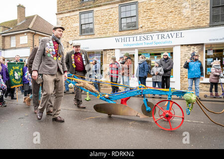 Whittlesey, Cambridgeshire UK, 19. Januar 2019. Menschen nehmen an der 40. jährlichen Whittlesey Stroh tragen Festival in der moorlandzone Stadt im Norden von Cambridgeshire. Aus den späten 1800er die traditionelle Veranstaltung ist nach Pflug Montag statt und beinhaltet einen Mann als Stroh Bär geführt wird gekleidet durch die Stadt durch eine Parade von Tänzern und Musikern. Über 250 Tänzer aus verschiedenen Molly, Morris und Verstopfen Gruppen in bunten Kostümen und Make-up der Bär von großen Menschenmassen beobachtete Folgen. Credit: Julian Eales/Alamy leben Nachrichten Stockfoto