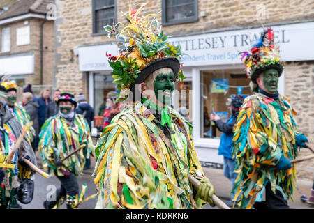 Whittlesey, Cambridgeshire UK, 19. Januar 2019. Menschen nehmen an der 40. jährlichen Whittlesey Stroh tragen Festival in der moorlandzone Stadt im Norden von Cambridgeshire. Aus den späten 1800er die traditionelle Veranstaltung ist nach Pflug Montag statt und beinhaltet einen Mann als Stroh Bär geführt wird gekleidet durch die Stadt durch eine Parade von Tänzern und Musikern. Über 250 Tänzer aus verschiedenen Molly, Morris und Verstopfen Gruppen in bunten Kostümen und Make-up der Bär von großen Menschenmassen beobachtete Folgen. Credit: Julian Eales/Alamy leben Nachrichten Stockfoto