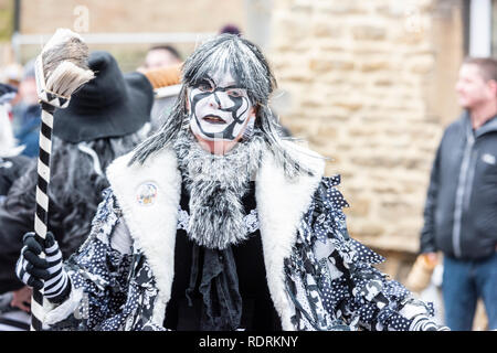 Whittlesey, Cambridgeshire UK, 19. Januar 2019. Menschen nehmen an der 40. jährlichen Whittlesey Stroh tragen Festival in der moorlandzone Stadt im Norden von Cambridgeshire. Aus den späten 1800er die traditionelle Veranstaltung ist nach Pflug Montag statt und beinhaltet einen Mann als Stroh Bär geführt wird gekleidet durch die Stadt durch eine Parade von Tänzern und Musikern. Über 250 Tänzer aus verschiedenen Molly, Morris und Verstopfen Gruppen in bunten Kostümen und Make-up der Bär von großen Menschenmassen beobachtete Folgen. Credit: Julian Eales/Alamy leben Nachrichten Stockfoto