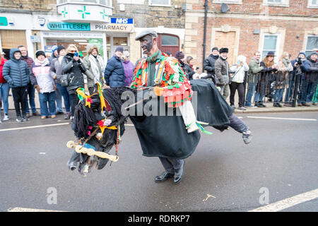 Whittlesey, Cambridgeshire UK, 19. Januar 2019. Menschen nehmen an der 40. jährlichen Whittlesey Stroh tragen Festival in der moorlandzone Stadt im Norden von Cambridgeshire. Aus den späten 1800er die traditionelle Veranstaltung ist nach Pflug Montag statt und beinhaltet einen Mann als Stroh Bär geführt wird gekleidet durch die Stadt durch eine Parade von Tänzern und Musikern. Über 250 Tänzer aus verschiedenen Molly, Morris und Verstopfen Gruppen in bunten Kostümen und Make-up der Bär von großen Menschenmassen beobachtete Folgen. Credit: Julian Eales/Alamy leben Nachrichten Stockfoto