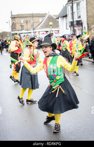 Whittlesey, Cambridgeshire UK, 19. Januar 2019. Menschen nehmen an der 40. jährlichen Whittlesey Stroh tragen Festival in der moorlandzone Stadt im Norden von Cambridgeshire. Aus den späten 1800er die traditionelle Veranstaltung ist nach Pflug Montag statt und beinhaltet einen Mann als Stroh Bär geführt wird gekleidet durch die Stadt durch eine Parade von Tänzern und Musikern. Über 250 Tänzer aus verschiedenen Molly, Morris und Verstopfen Gruppen in bunten Kostümen und Make-up der Bär von großen Menschenmassen beobachtete Folgen. Credit: Julian Eales/Alamy leben Nachrichten Stockfoto