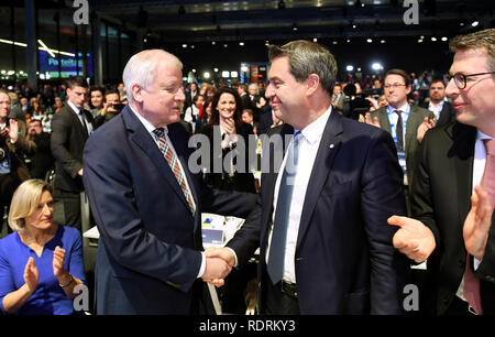 München, Deutschland. 19. Jan 2019. Der ehemalige Parteichef Horst Seehofer (L-R) gratuliert dem neu gewählten CSU-Chef Markus Söder auf dem Sonderparteitag in der Kleinen Olympiahalle in München (Bayern). Foto: Tobias Hase/dpa Quelle: dpa Picture alliance/Alamy leben Nachrichten Stockfoto