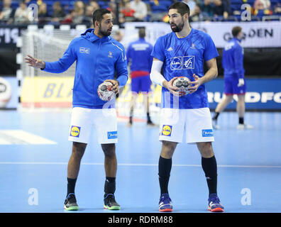 Deutschland. Berlin, Deutschland. 17. Jan 2019. IHF Handball Men's World Championship, Berlin, Deutschland. Melvyn Richardson (L) und Nikola Karabatic (R) für Frankreich haben ein Chat während der Aufwärmphase vor dem Spiel Quelle: Mickael Chavet/Alamy leben Nachrichten Stockfoto